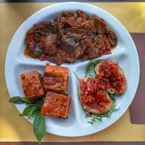 Antipasto siciliano misto con parmigiana, bruschetta e caponata