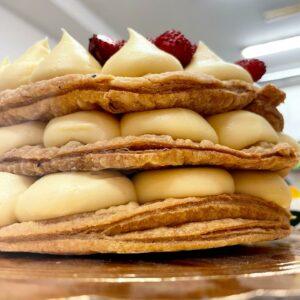 Millefoglie con crema pasticcera e fragoline di bosco