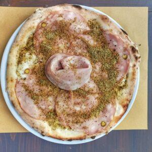 Pizza con mozzarella, mortadella e pistacchio