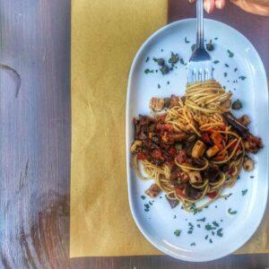 Spaghetti con pesce spada, pomodoro e melanzane