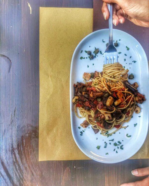 Spaghetti con pesce spada, pomodoro e melanzane