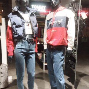 Felpe e jeans della collezione Tommy Jeans