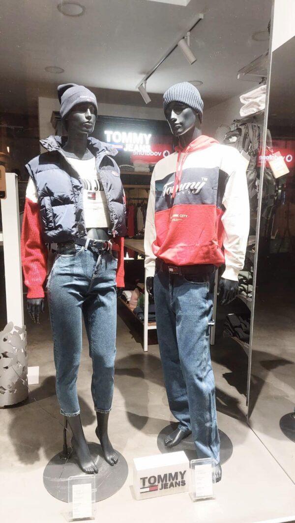 Felpe e jeans della collezione Tommy Jeans